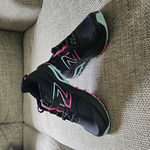 Womens new balance trail running tennis shoe
